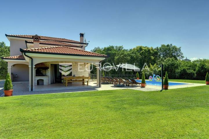 Istra, Rovinjsko selo, kuća za odmor površine 400 m2