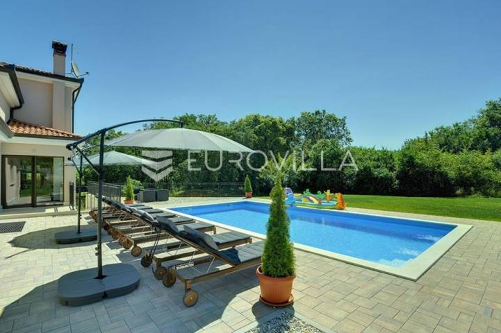 Istra, Rovinjsko selo, kuća za odmor površine 400 m2
