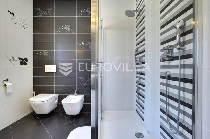 Istra, Rovinjsko selo, kuća za odmor površine 400 m2