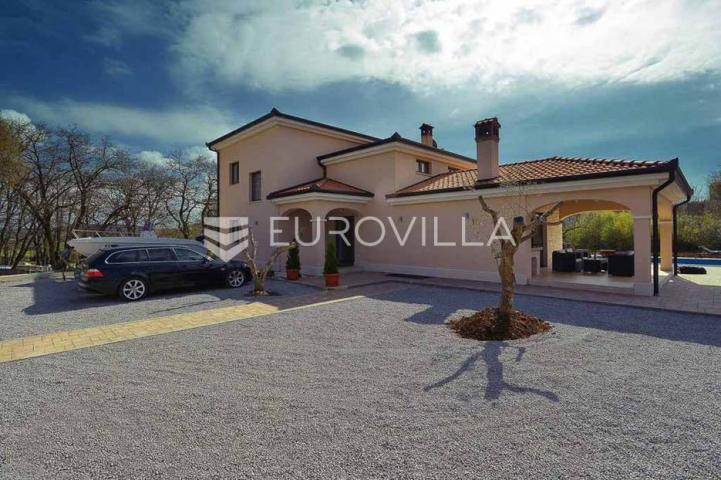 Istra, Rovinjsko selo, kuća za odmor površine 400 m2