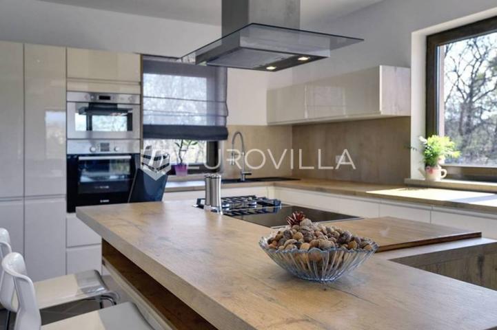 Istra, Rovinjsko selo, kuća za odmor površine 400 m2
