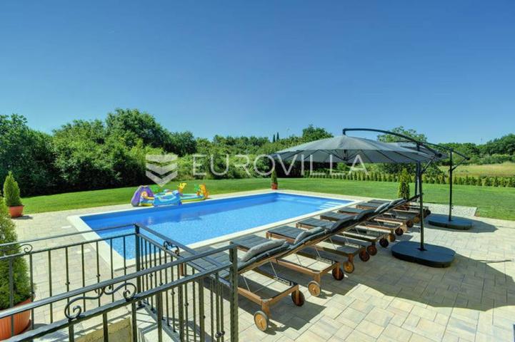 Istra, Rovinjsko selo, kuća za odmor površine 400 m2
