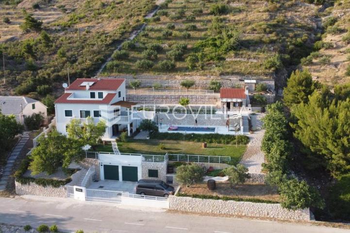 Omiš, luksuzna vila na jedinstvenoj lokaciji