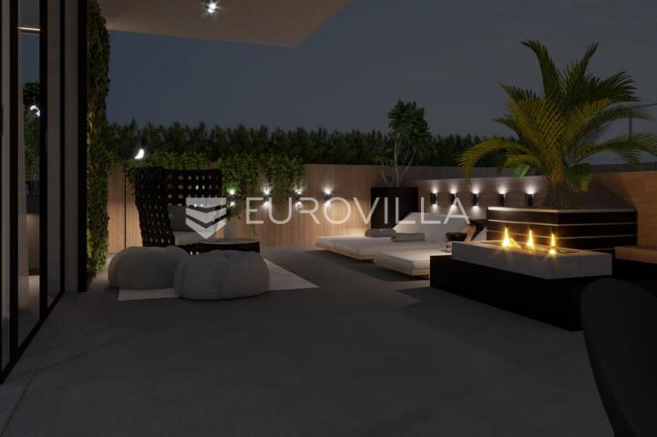 Opatija, dvoetažan trosoban stan 2 garažna parkirna mjesta, neto korisna površina 155 m²