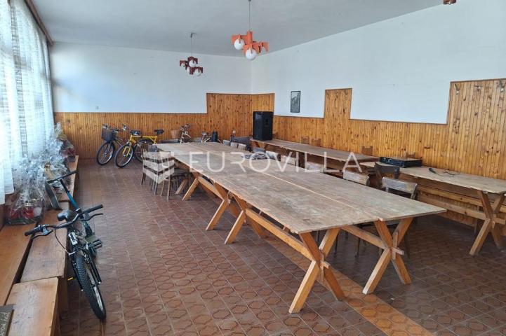 Karlovac, Mala Švarča, stambeno, poslovna zgrada 330 m²