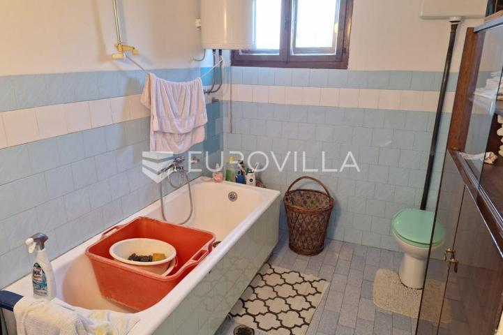 Karlovac, Mala Švarča, stambeno, poslovna zgrada 330 m²