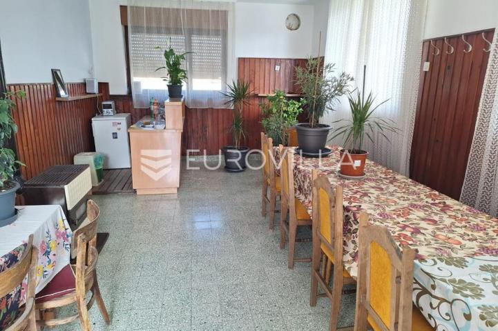 Karlovac, Mala Švarča, stambeno, poslovna zgrada 330 m²