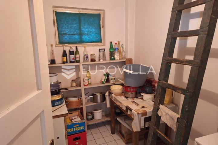 Karlovac, Mala Švarča, stambeno, poslovna zgrada 330 m²