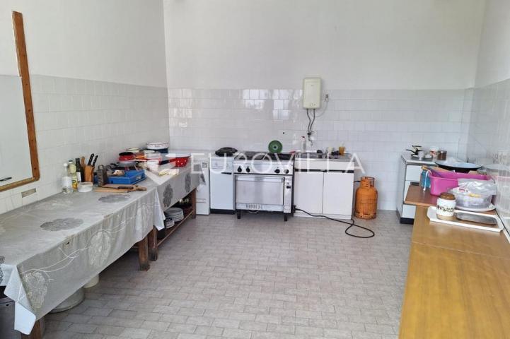 Karlovac, Mala Švarča, stambeno, poslovna zgrada 330 m²
