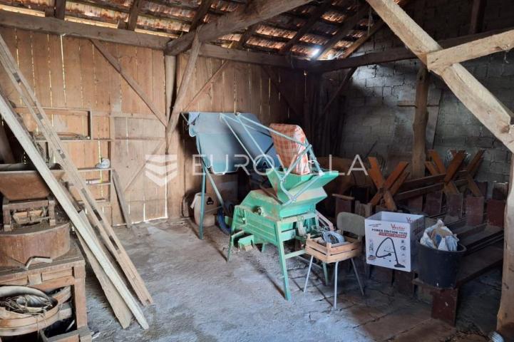 Karlovac, Mala Švarča, stambeno, poslovna zgrada 330 m²