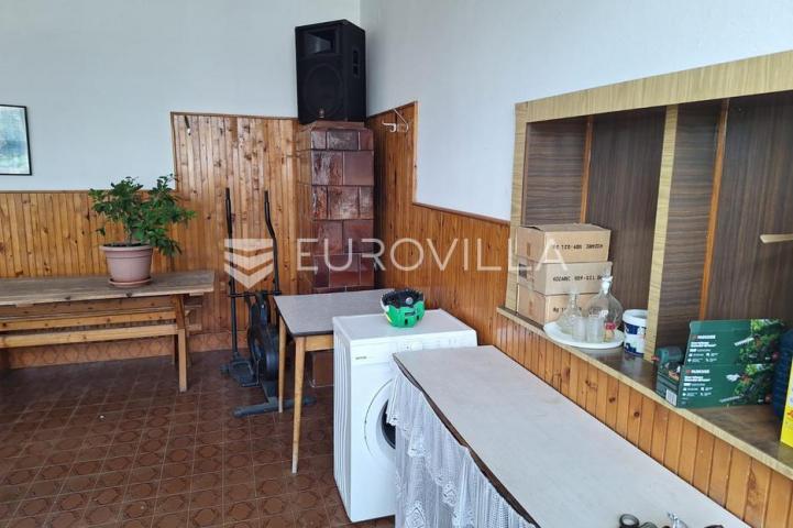 Karlovac, Mala Švarča, stambeno, poslovna zgrada 330 m²