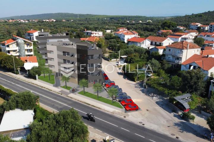 Zadar, Sukošan, dvoetažni stan s krovnom terasom i pogledom na more
