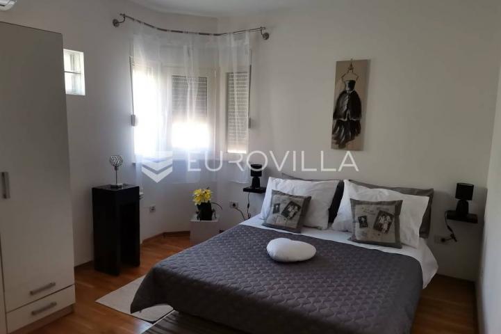 Podstrana - prekrasna vila s unutarnjim bazenom