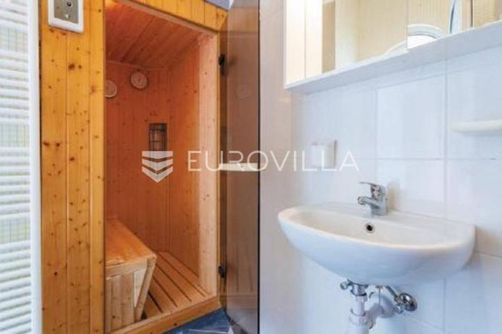 Podstrana - prekrasna vila s unutarnjim bazenom