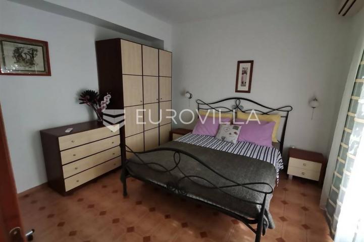 Podstrana - prekrasna vila s unutarnjim bazenom