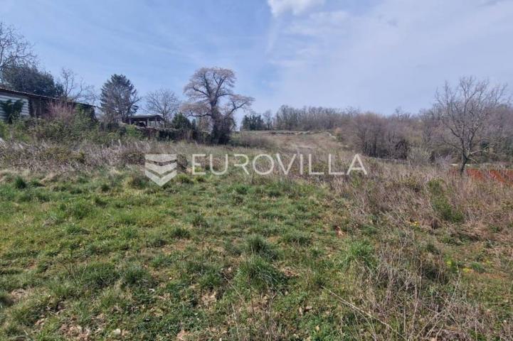 Istra, Karojba 3465m2 građevinskog zemljišta + 1200m2 poljoprivrednog