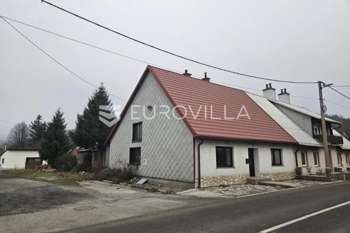 Vrata, Fužine, prostrana višenamjenska kuća s velikom okućnicom