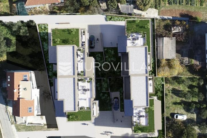 Trogir, trosoban stan na prvoj etaži s parkirnim mjestom
