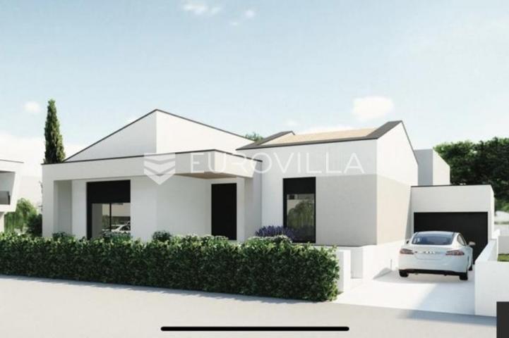 Pula, Šikići, samostojeća kuća s garažom 125 m2