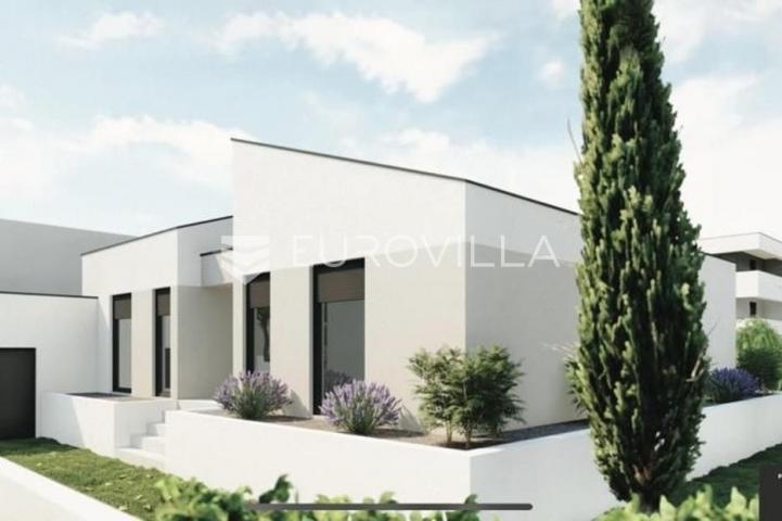 Pula, Šikići, samostojeća kuća s garažom 125 m2