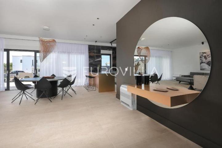Lun, Jakišnica Pag Luksuzna vila s grijanim bazenom, 4 en, suite sobe i wellnessom, 90 m do mora
