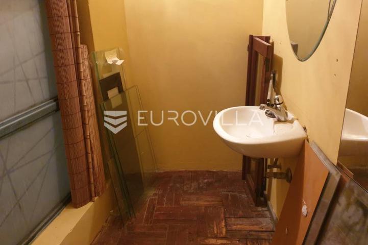 Strogi centar, ulični poslovni prostor 27 m2