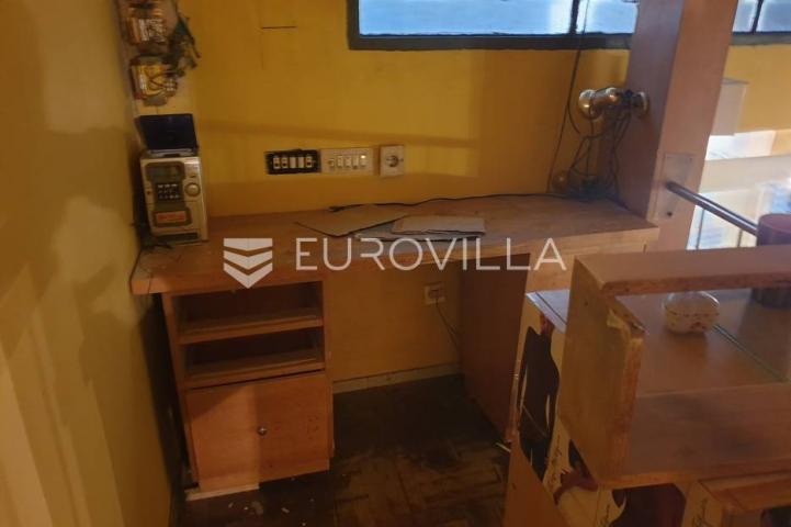 Strogi centar, ulični poslovni prostor 27 m2