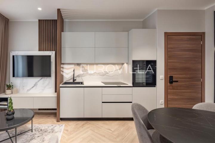 Rijeka, Centar, novouređen luksuzan stan 100 m² s tri apartmana