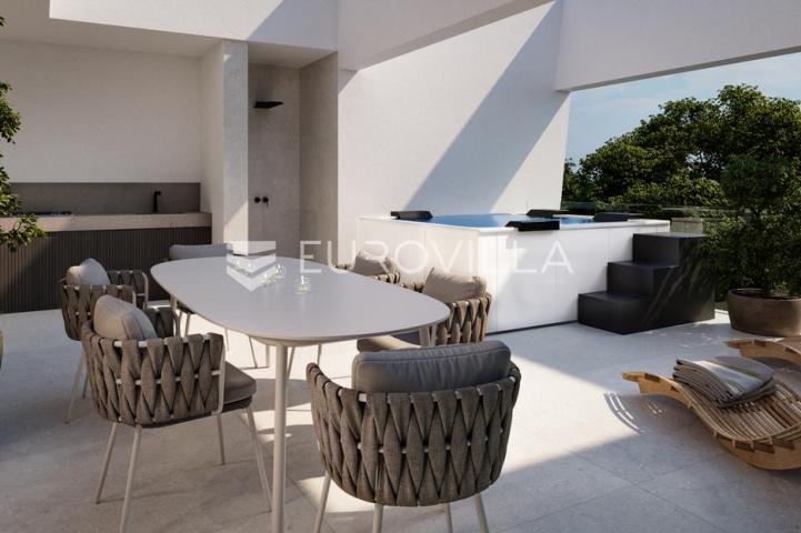 Zadar, luksuzni četverosobni dvoetažni stan s bazenom i pogledom 360, u novogradnji 200 m²
