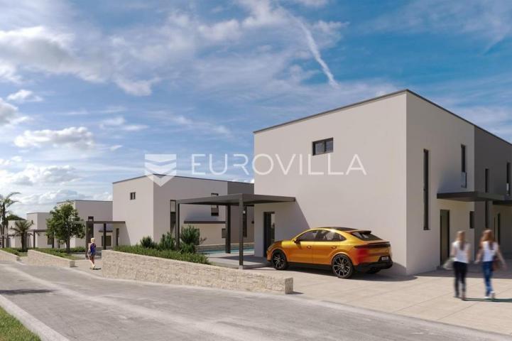 Mandre, trosobni dvoetažni stan s privatnim bazenom i dvorištem u najljepšoj ulici 136,6 m²
