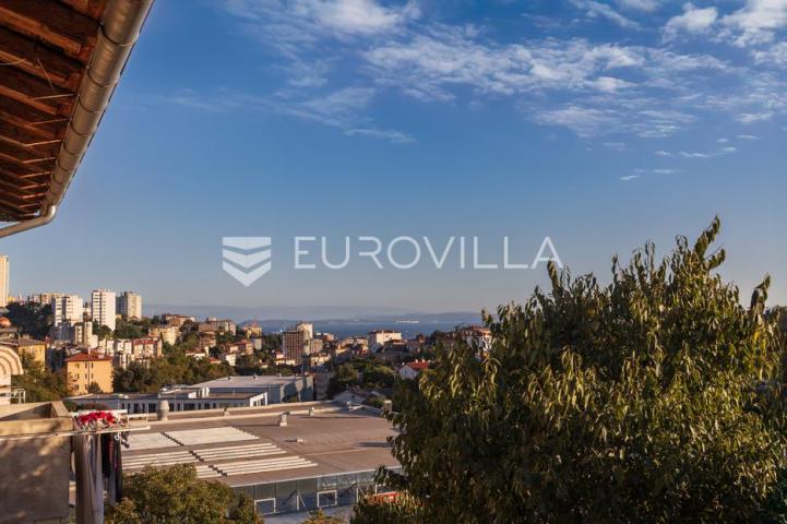 Rijeka, Škurinje, trosoban stan s balkonom i pogledom na grad i more