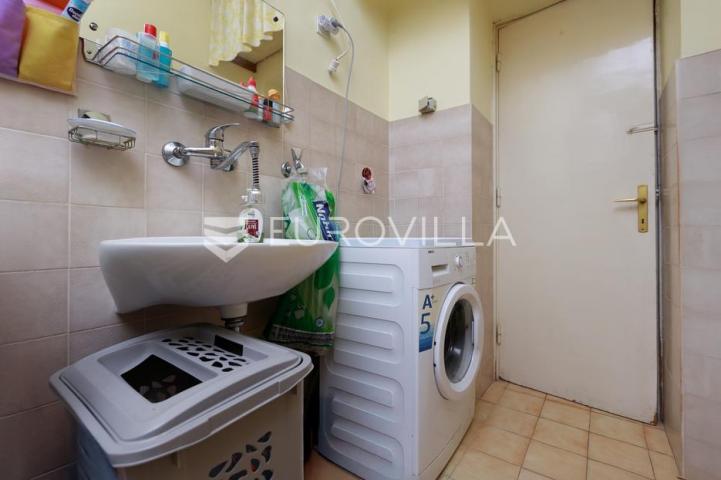 Rijeka, Škurinje, trosoban stan s balkonom i pogledom na grad i more