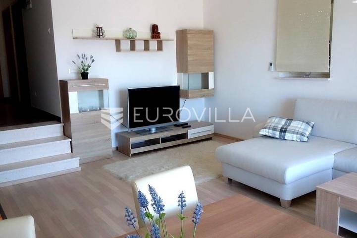 Šolta, apartmanska kuća s bazenom na odličnoj lokaciji