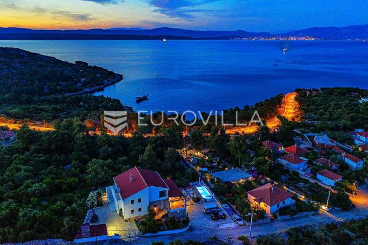 Šolta, apartmanska kuća s bazenom na odličnoj lokaciji