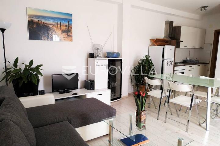 Šolta, apartmanska kuća s bazenom na odličnoj lokaciji