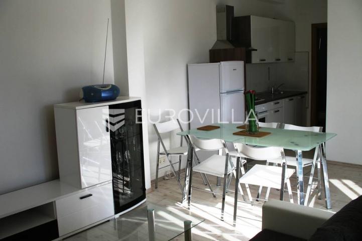 Šolta, apartmanska kuća s bazenom na odličnoj lokaciji