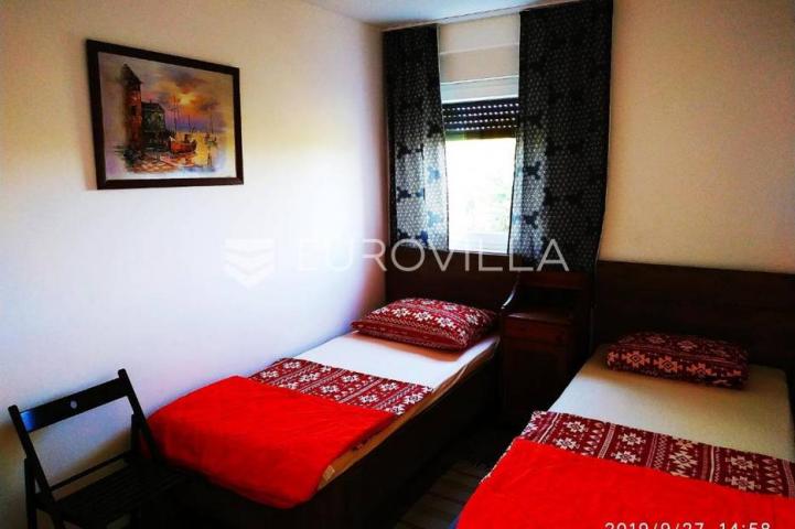 Šolta, apartmanska kuća s bazenom na odličnoj lokaciji