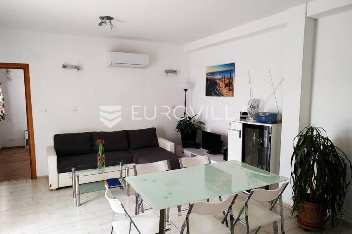 Šolta, apartmanska kuća s bazenom na odličnoj lokaciji