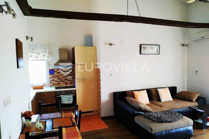 Šolta, apartmanska kuća s bazenom na odličnoj lokaciji