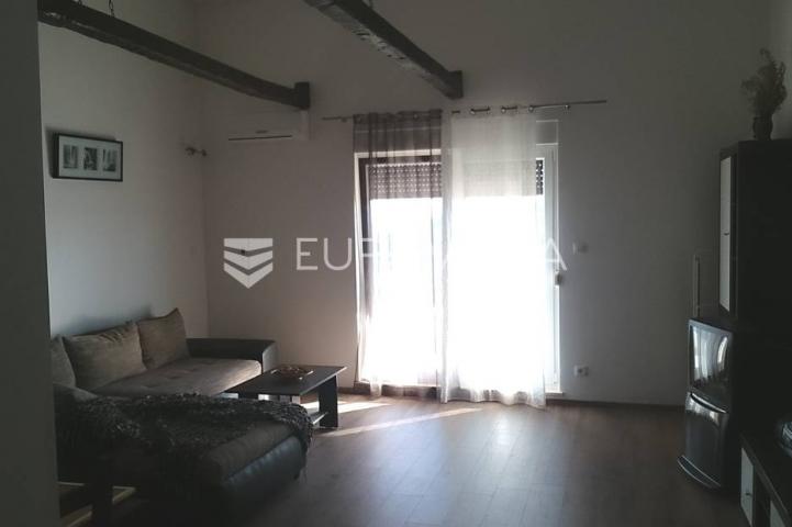 Šolta, apartmanska kuća s bazenom na odličnoj lokaciji