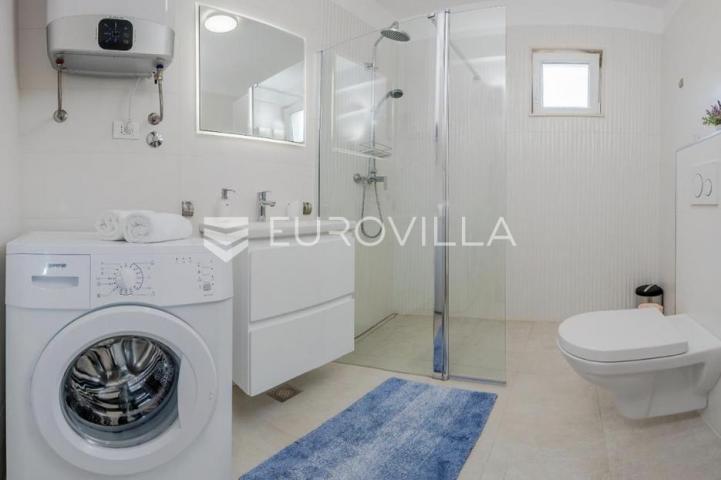 Brač, Donji Humac, tri šarmantna objekta s bazenom na zemljištu od 1780 m²