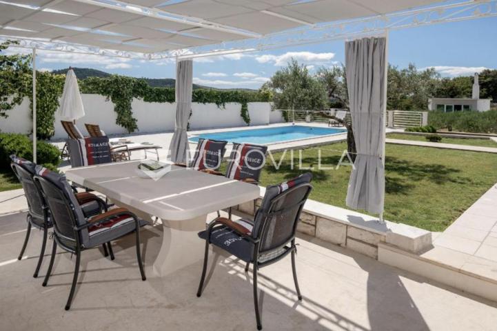 Brač, Donji Humac, tri šarmantna objekta s bazenom na zemljištu od 1780 m²