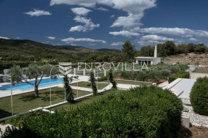 Brač, Donji Humac, tri šarmantna objekta s bazenom na zemljištu od 1780 m²