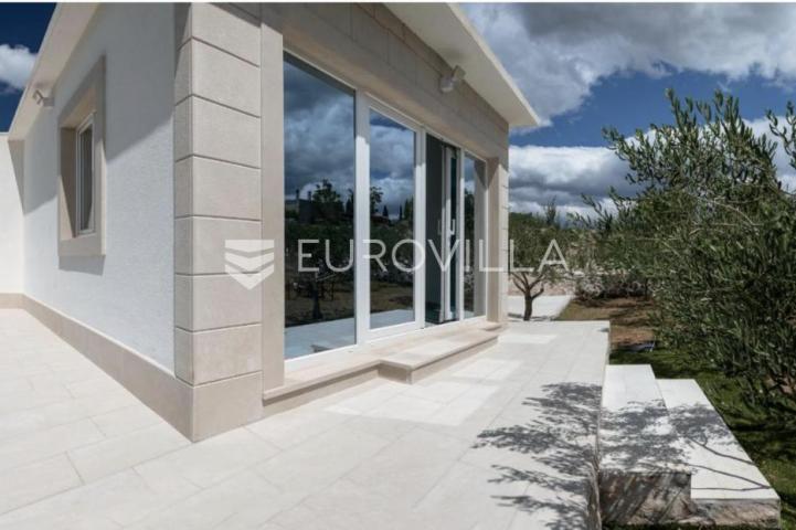 Brač, Donji Humac, tri šarmantna objekta s bazenom na zemljištu od 1780 m²