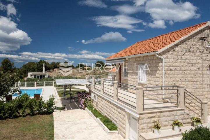 Brač, Donji Humac, tri šarmantna objekta s bazenom na zemljištu od 1780 m²