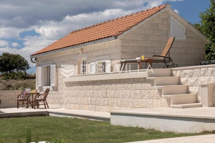 Brač, Donji Humac, tri šarmantna objekta s bazenom na zemljištu od 1780 m²