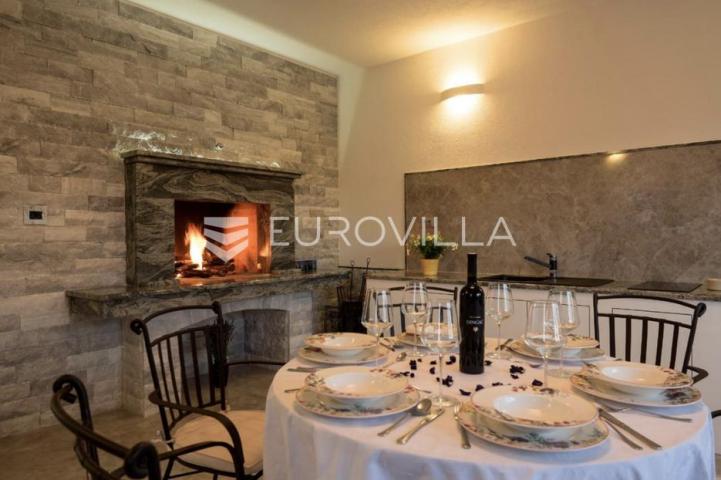 Brač, Donji Humac, tri šarmantna objekta s bazenom na zemljištu od 1780 m²