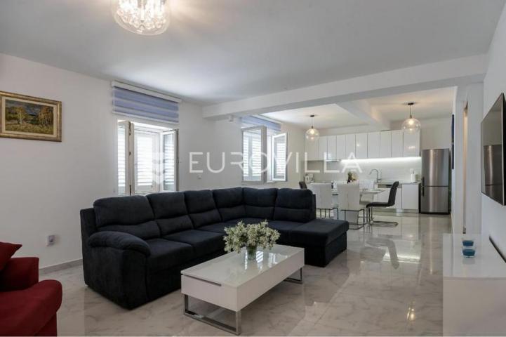 Brač, Donji Humac, tri šarmantna objekta s bazenom na zemljištu od 1780 m²