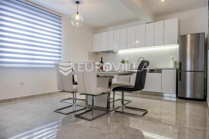 Brač, Donji Humac, tri šarmantna objekta s bazenom na zemljištu od 1780 m²