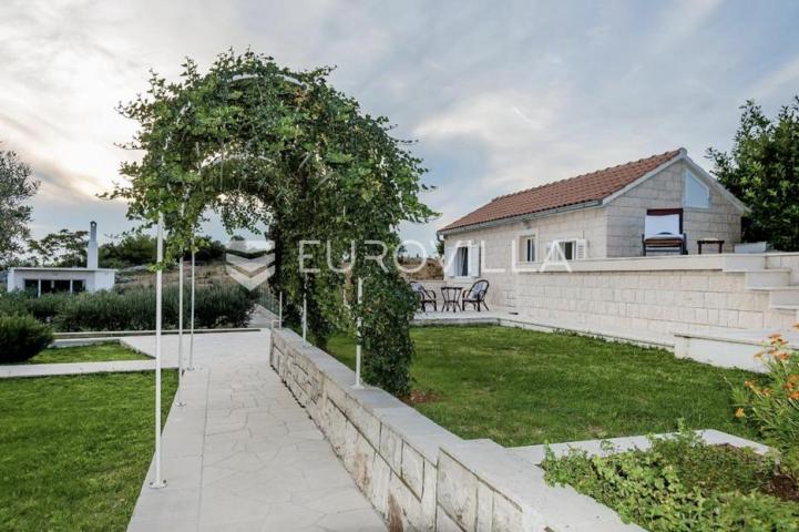 Brač, Donji Humac, tri šarmantna objekta s bazenom na zemljištu od 1780 m²